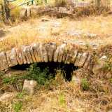 Quella a sinistra, di impianto paleocristiano, � la pi� antica: fu realizzata tra il VII e l�VIII secolo su un preesistente sito di monaci bizantini, del quale rimane un ingresso sotterraneo colmo per� di terreno